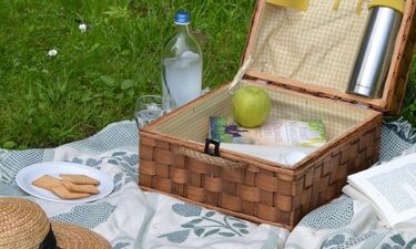 Prázdninový piknik s knihou v zámecké zahradě