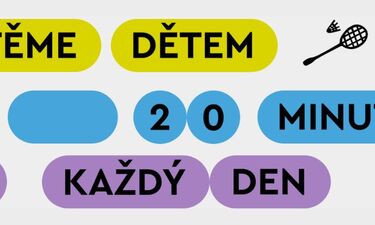 Celé Česko čte dětem.  Happening před knihovnou